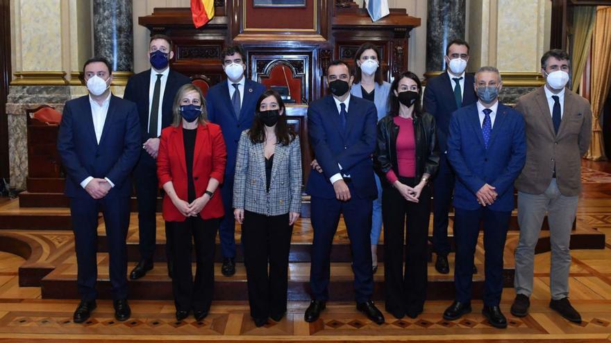 Participantes en la reunión del 23 de febrero de 2021 en el Palacio Municipal de María Pita sobre el futuro del puerto de  A Coruña.   | // VÍCTOR ECHAVE
