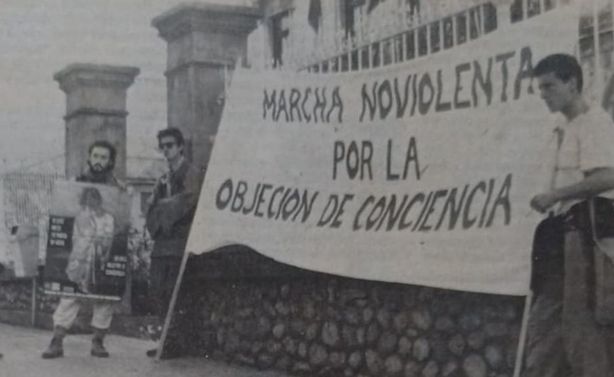 Ismael Díaz Galán, a la izquierda,  durante la marcha no violenta de 1989 por la objeción de conciencia. | leoncio camporro