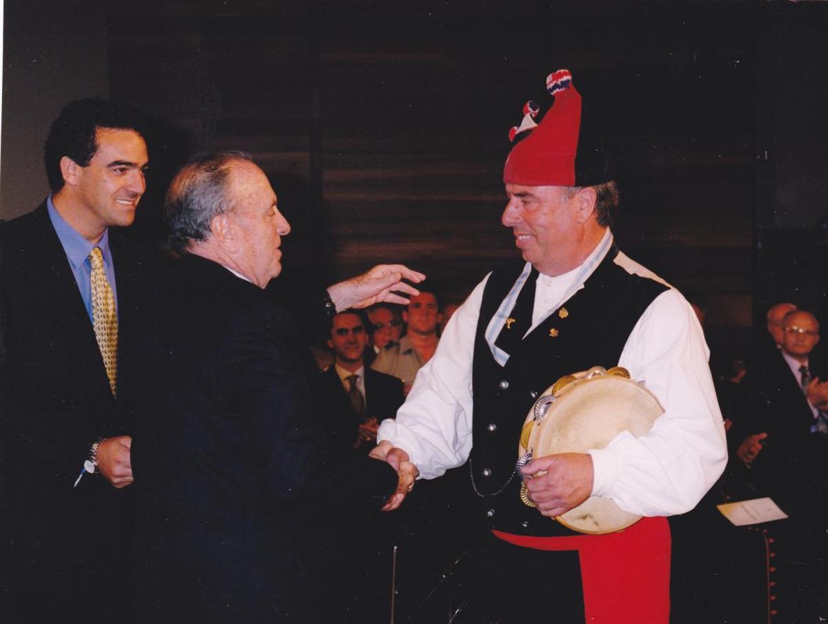 En 1998 recibió la Medalla de Galicia de manos de Fraga.jpg