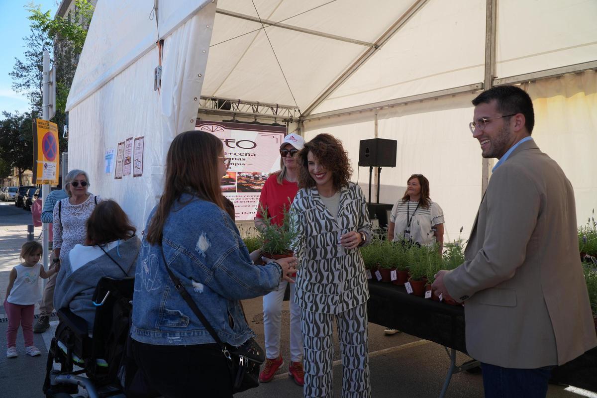 L’alcaldessa de Quart de Poblet, Cristina Mora, durant l’entrega de plantes