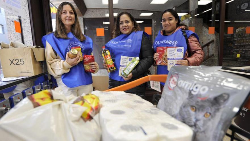 Voluntarias en un supermercado Gadis. |  Bernabé/Javier Lalín