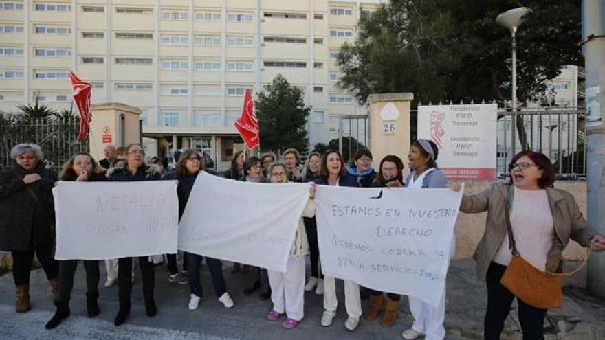 Imagen de la protesta ayer a las puertas de la residencia.