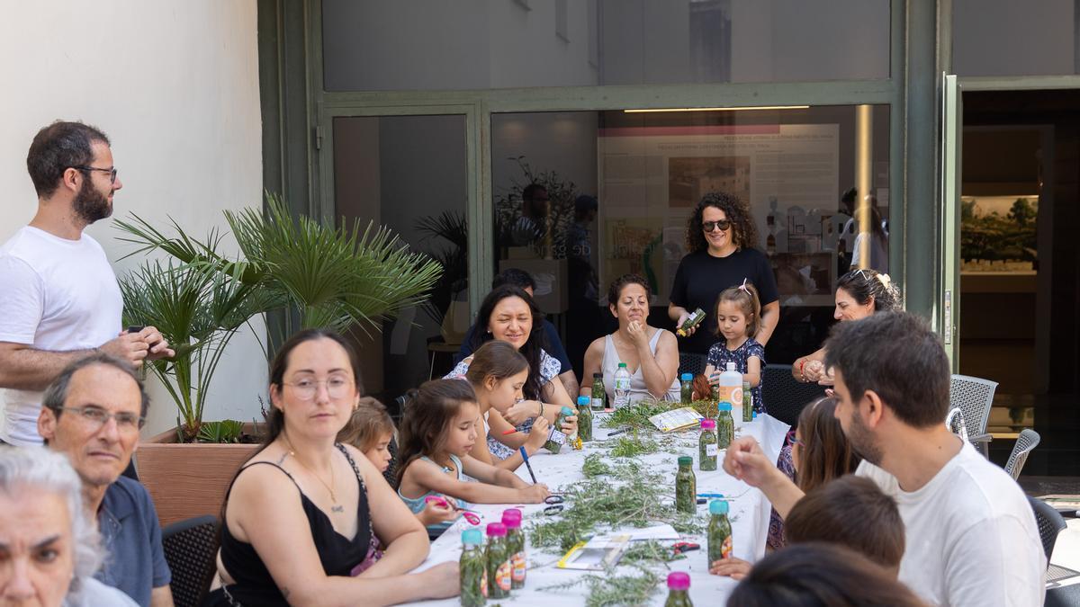 Participantes durante la primera jornada de “Estiu al MAGa” en Gandia