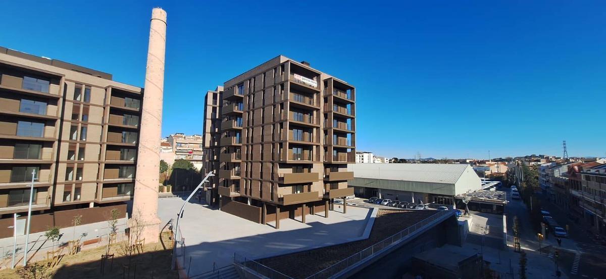 La xemeneia restaurada de l’antiga fàbrica de l’Alcoholera Manresana