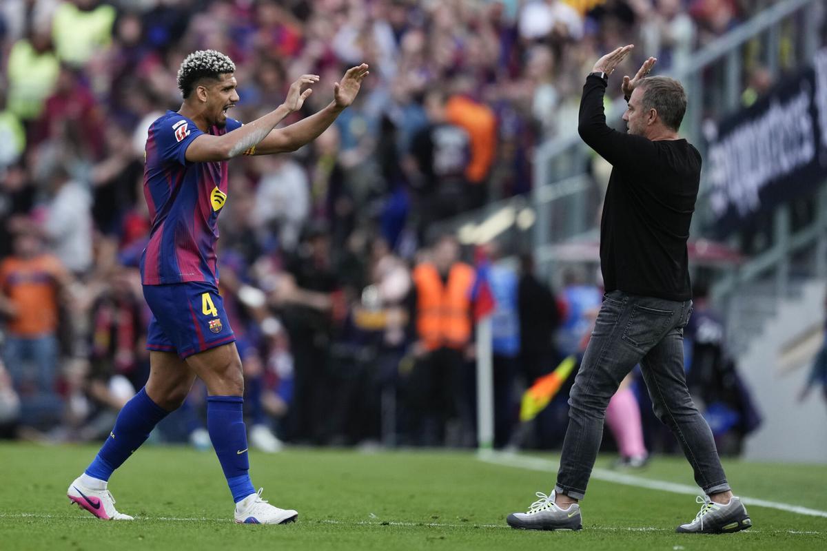 Araujo celebra un tanto con Hansi Flick.