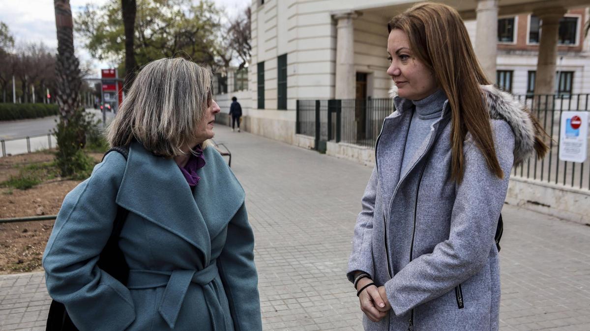 Natividad y Cristina, pacientes con covid persistente, a las puertas del Hospital General de València.