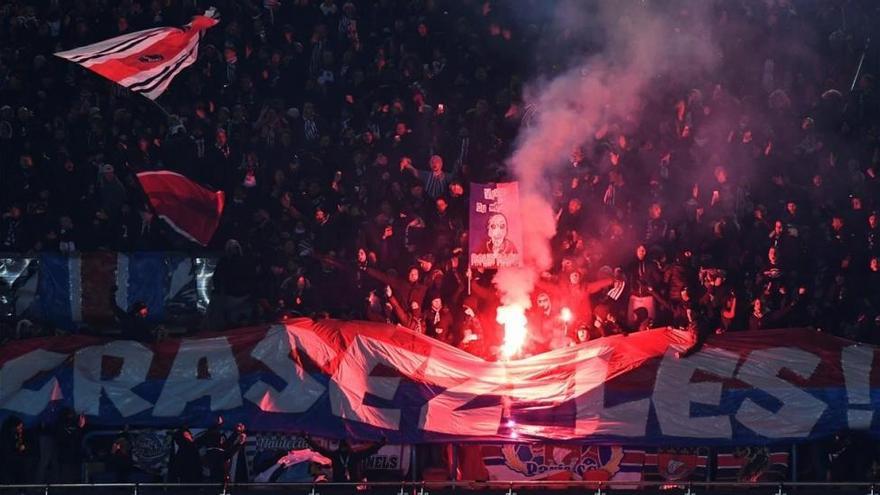 La UEFA cierra por un partido la grada norte del PSG por las bengalas en la Champions