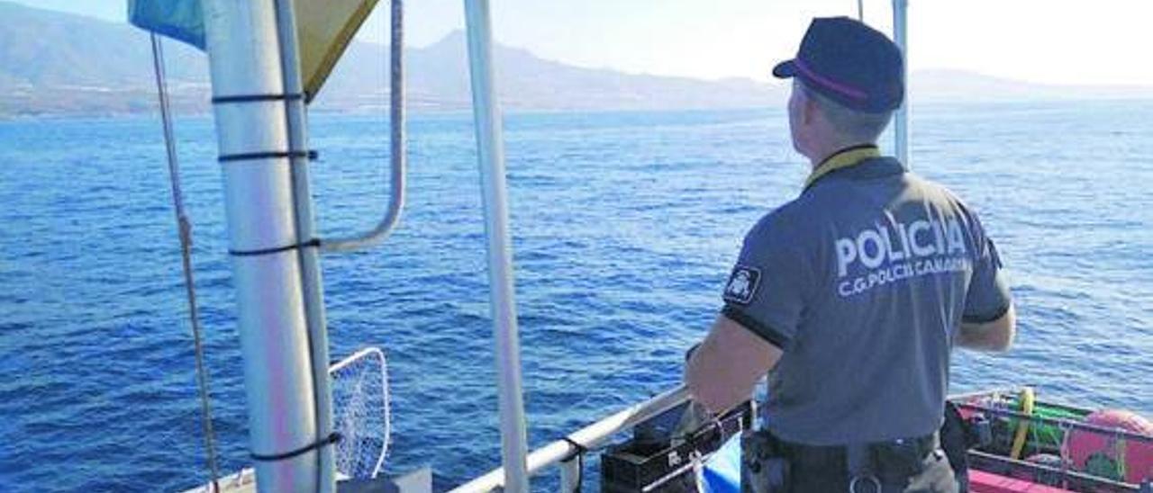 Agente de la Policía Autonómica en un barco.