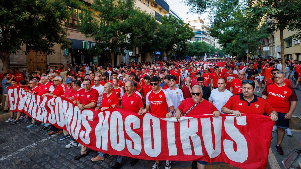 Miles de sevillistas bajo el lema -El Sevilla somos nosotros- se han manifestado por las calles del centro.