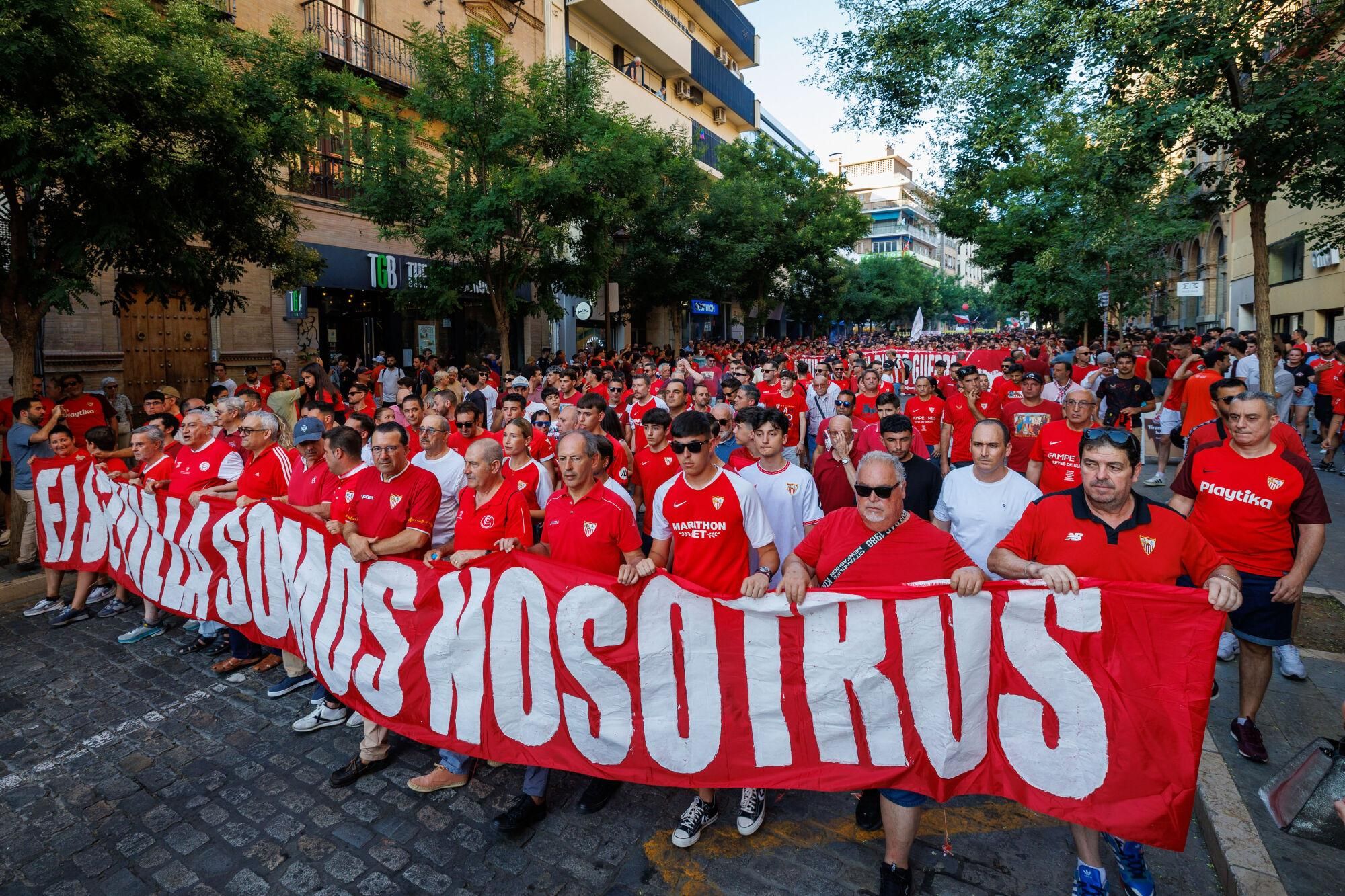 SEVILLA, 26/06/2025.- Miles de sevillistas bajo el lema -El Sevilla somos nosotros- se han manifestado este jueves por las calles del centro de la capital andaluza para pedir la dimisión del Consejo de Administración del Sevilla FC y de su presidente, José María del Nido Carrasco. EFE/Julio Muñoz