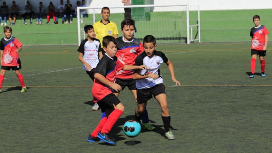 Una jugada del partido, jugado en el Jairo Martín Arzola. A la derecha, el árbitro Cristofer Blandón y Will y Nikola.