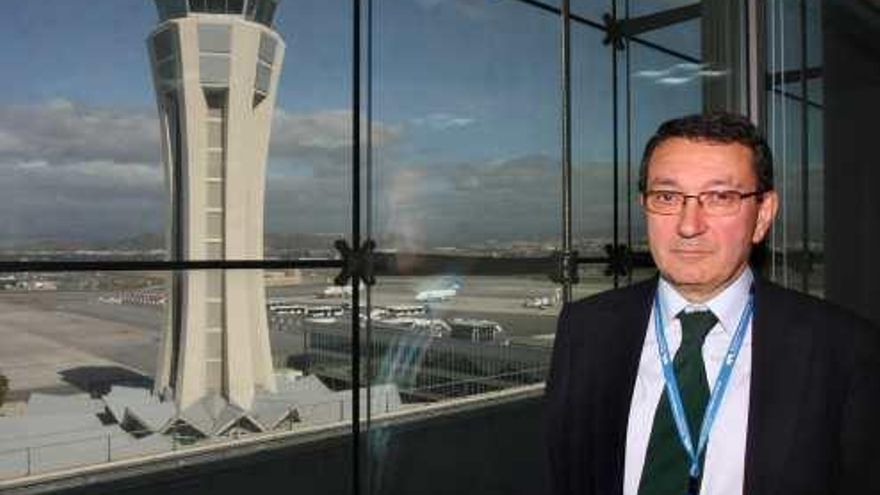 El director del aeropuerto, Salvador Merino, antes de la presentación de los datos.