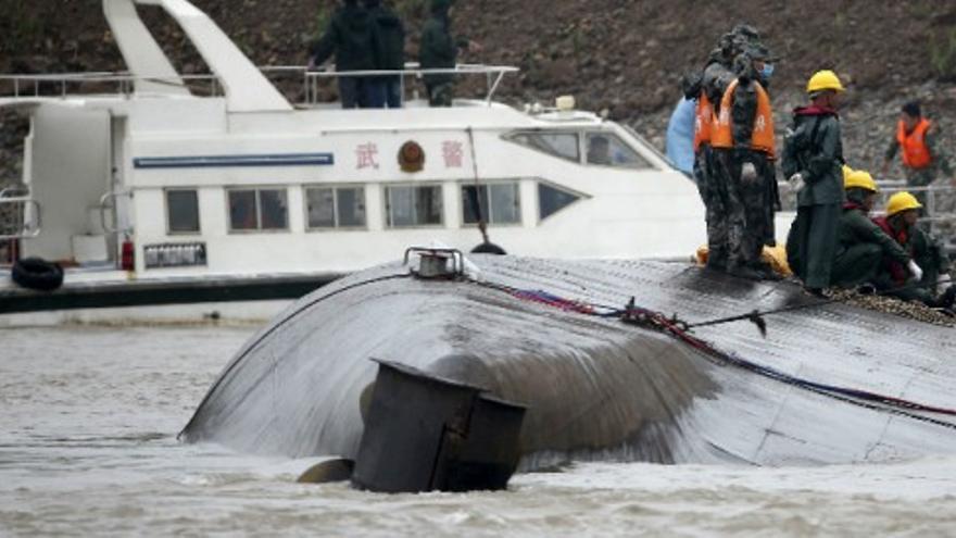 Prosiguen las labores de rescate en el barco hundido en China