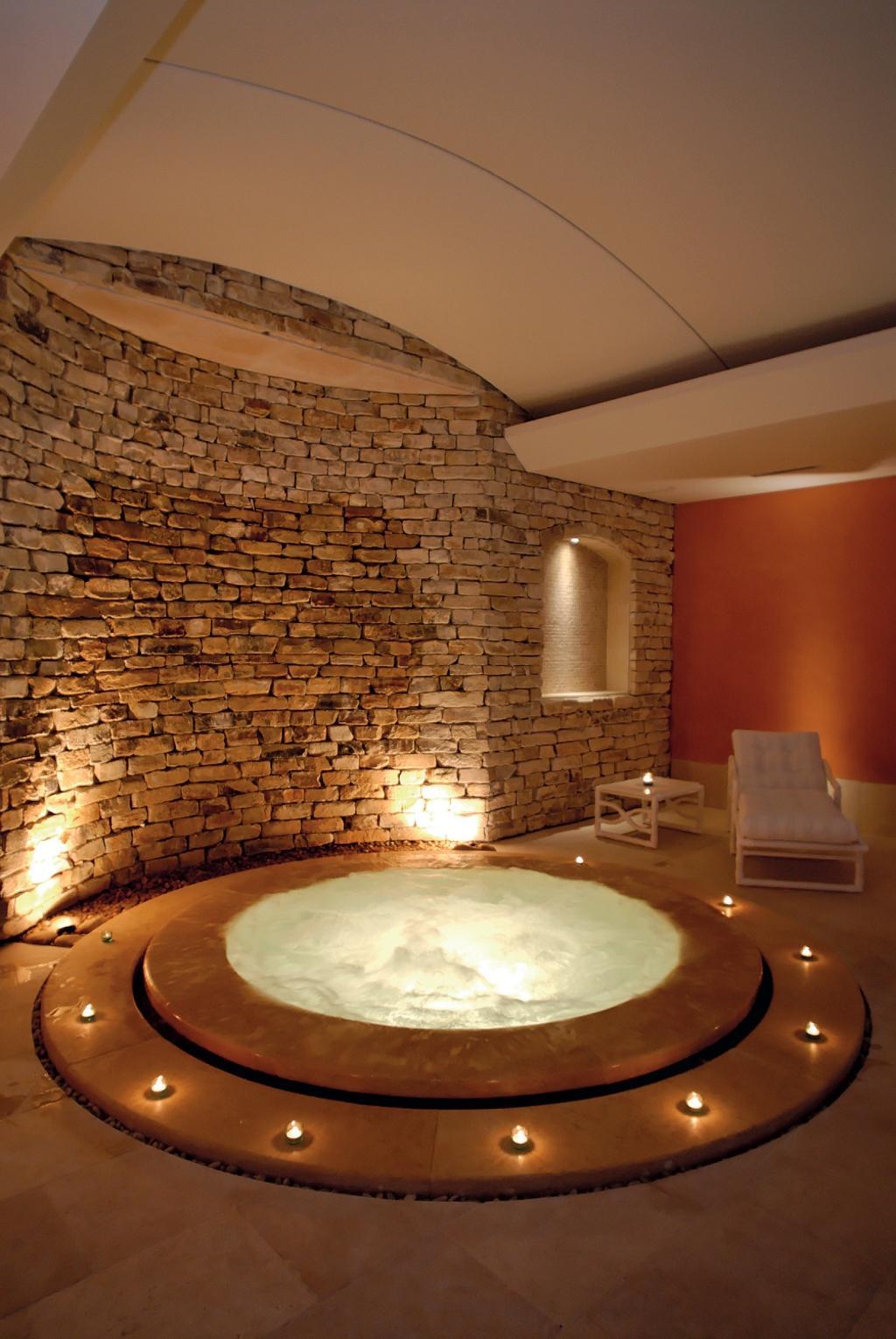 Jacuzzi del Auberge de Cassagne & Spa en Le Pontet, cerca de Aviñón