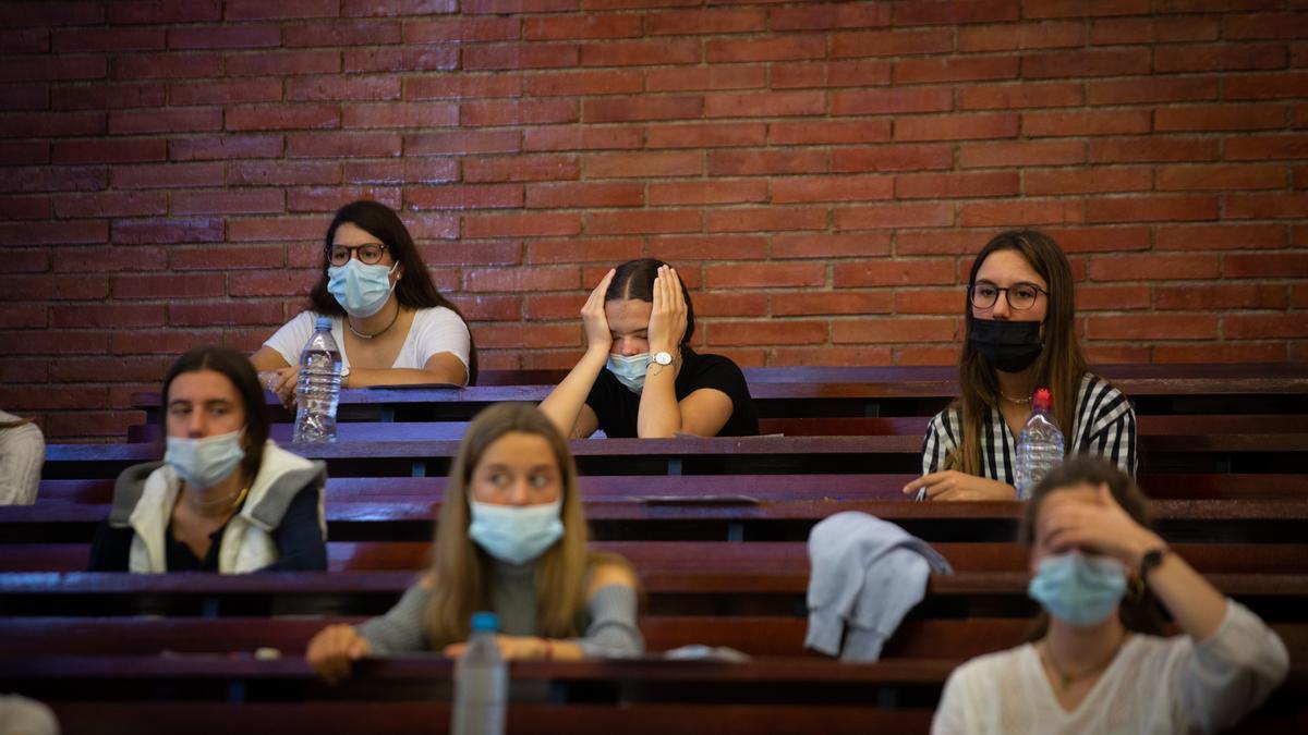 Estudiants esperen abans del primer examen de les PAU