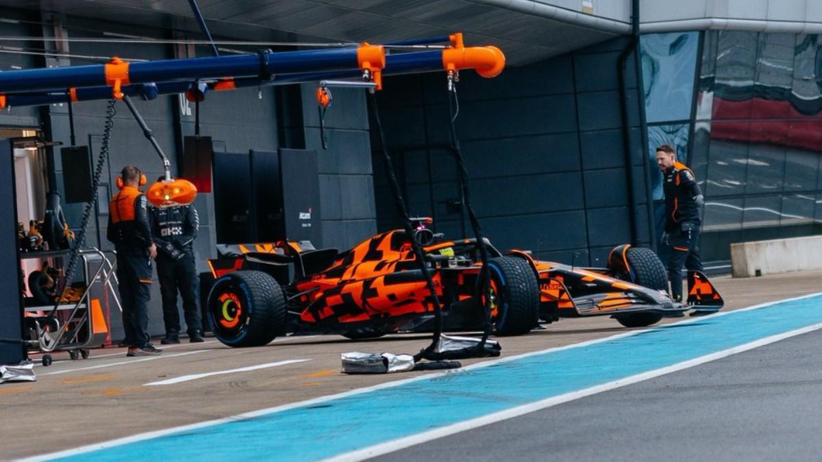 MCL39 por primera vez en el trazado de Silverstone con un diseño previo al oficial 2025