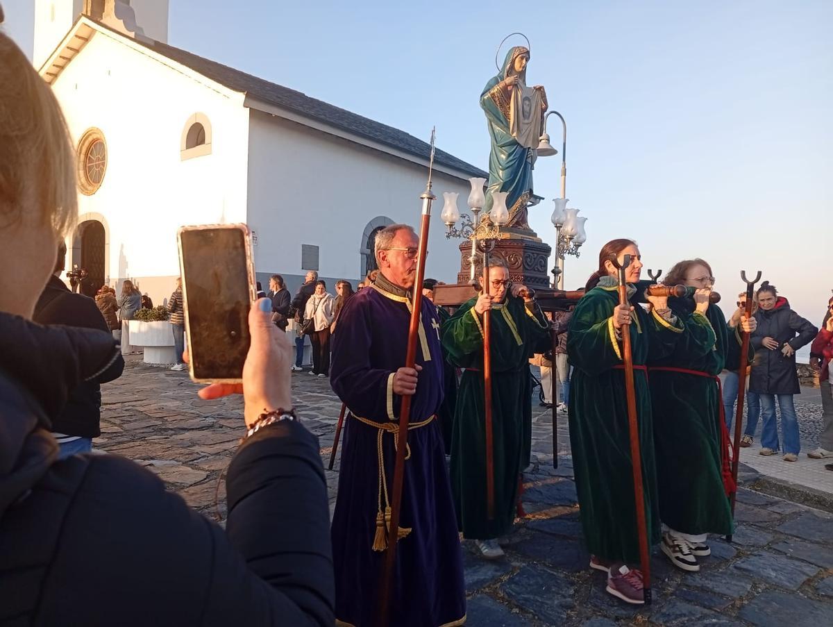 En imágenes: La procesión de bajada marca el inicio de la Semana Santa en Luarca