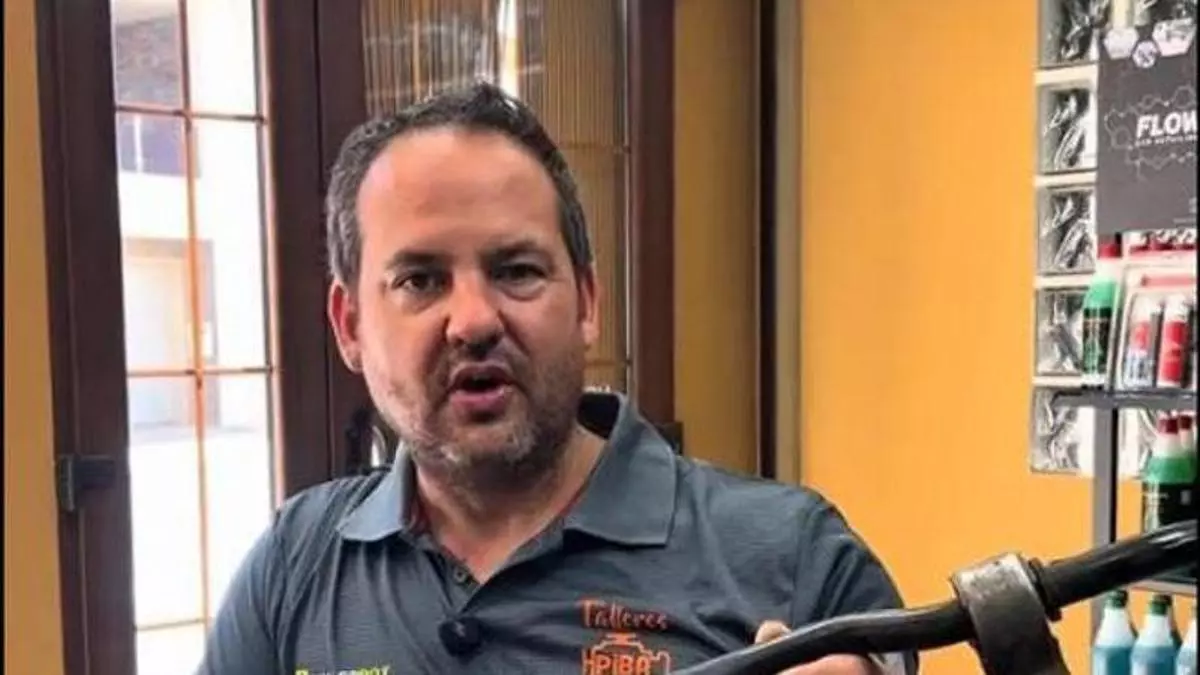Enrique Álvarez, mecánico: "Hemos pasado de una reparación que costaba 28 euros a que ahora sean 400. Es lo que conllevan los nuevos diseños"