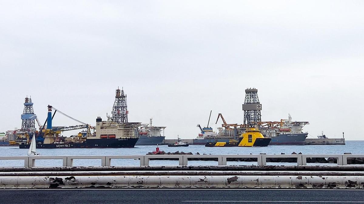 El 'Saipem 2' y el 'Odin Viking' salen del Puerto de Las Palmas.