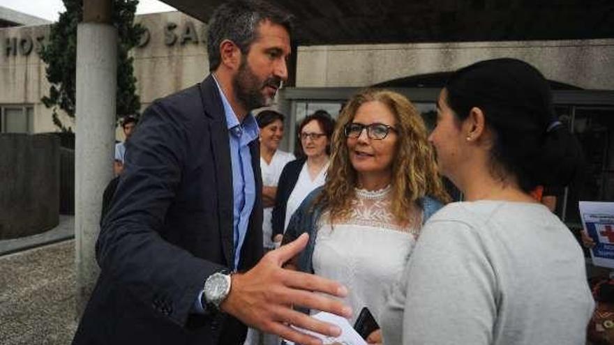 Alberto Varela a las puertas del Hospital de O Salnés. // Iñaki Abella