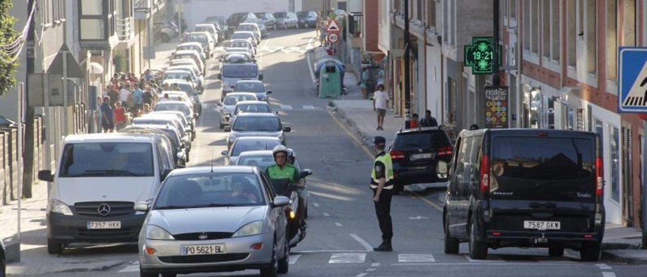 Tráfico en el cruce de Vilariño, donde patrulla la Policía Local  | //