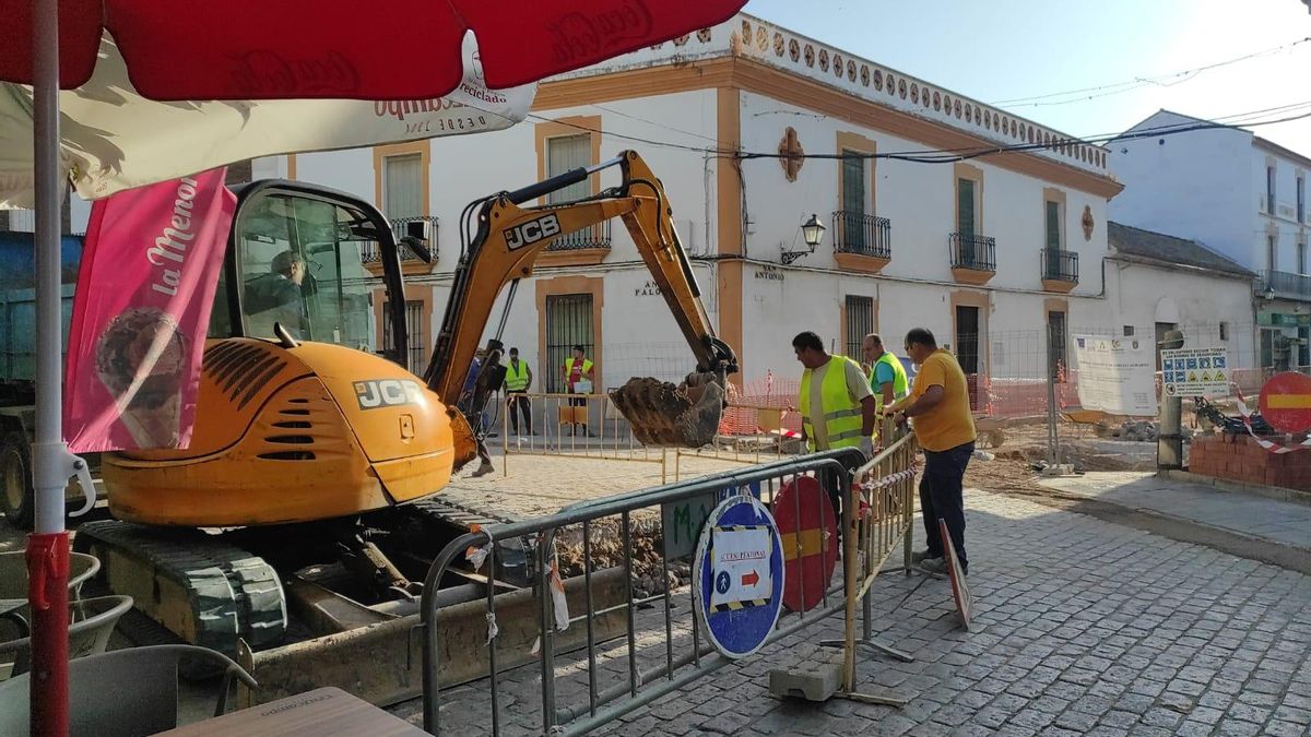 Obras que se llevan a cabo en la calle San Antonio de Bujalance.