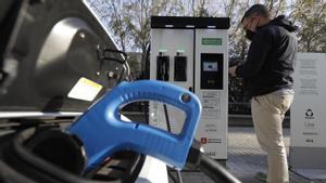 Barcelona cobrarà a partir de demà per carregar el vehicle elèctric