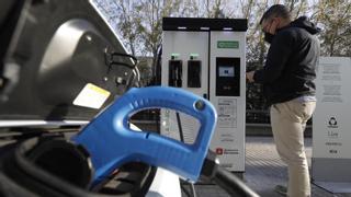 Barcelona cobra a partir de este lunes por cargar el vehículo eléctrico