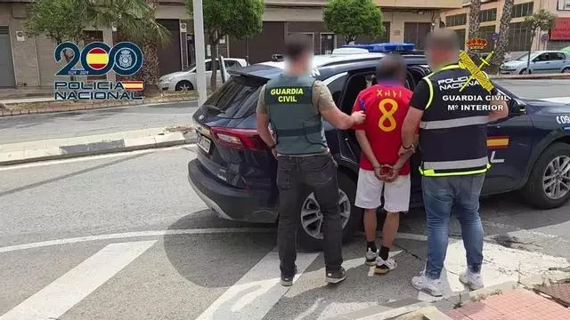 Detenido en Elda por atracar una gasolinera en Monforte y quemar luego el coche usado para huir
