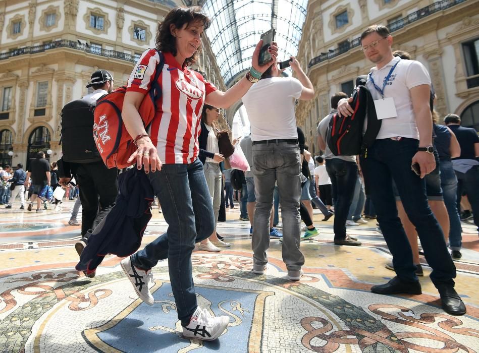 Las aficiones de Madrid y Atlético toman el centro de Milán en las horas previas al partido.