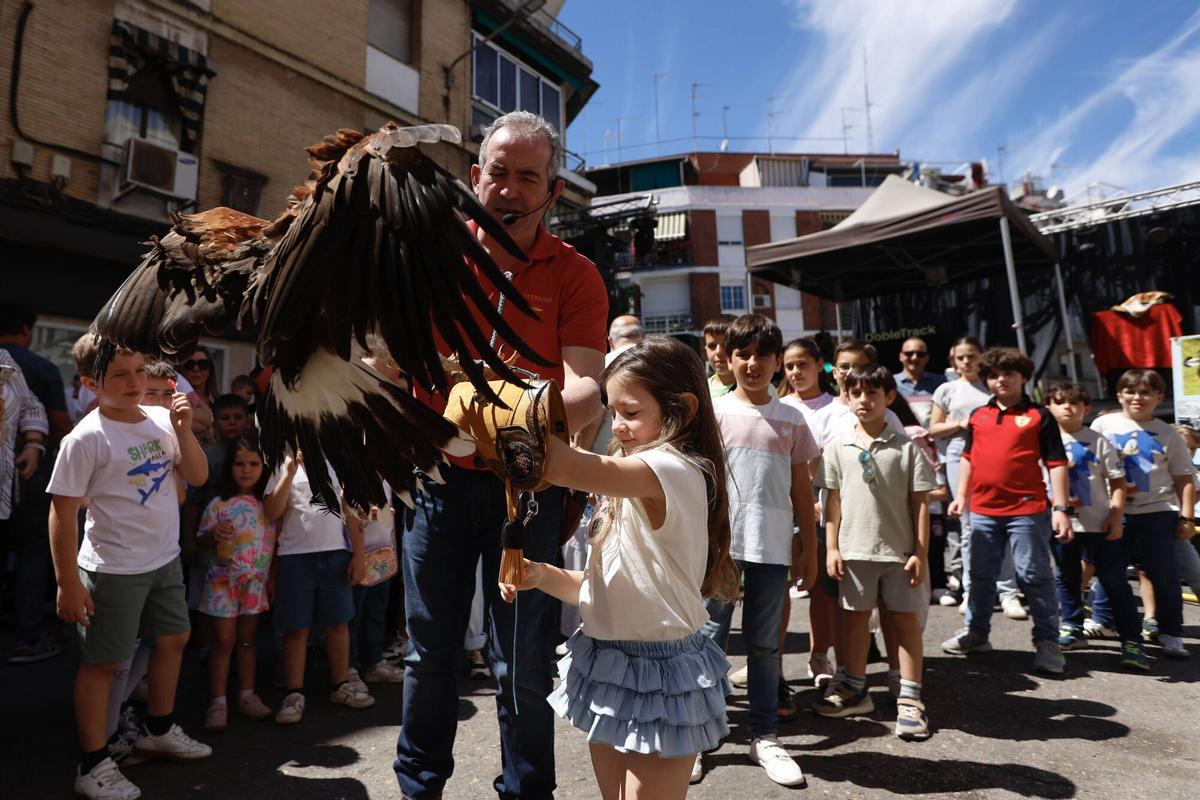 Los cacharritos, la magia y la barra anima las compras en una mañana de sábado calurosa