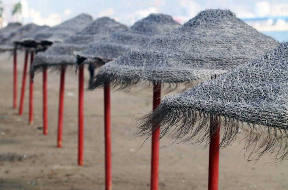 En las playas que hace apenas tres días acogían a numerosas personas tomando el sol e incluso bañándose, el temporal asociado a la borrasca las ha dejado desiertas.