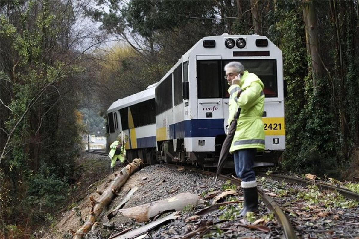 Un tren descarrilat a l’altura de Covas (Lugo) a causa de la caiguda d’un arbre provocada pel temporal de vent i pluja.