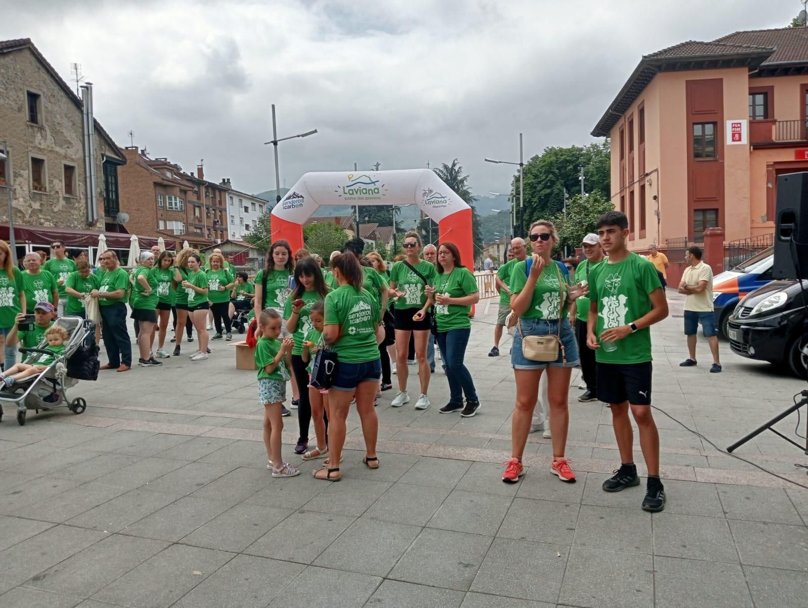 Doscientas personas marchan y escancian en Laviana para combatir la ELA