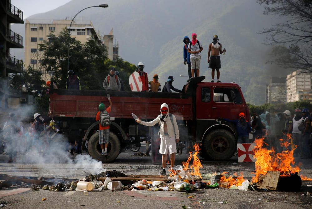 Manifestantes bloquean una carretera en protesta contra el Gobierno de Nicolás Maduro.