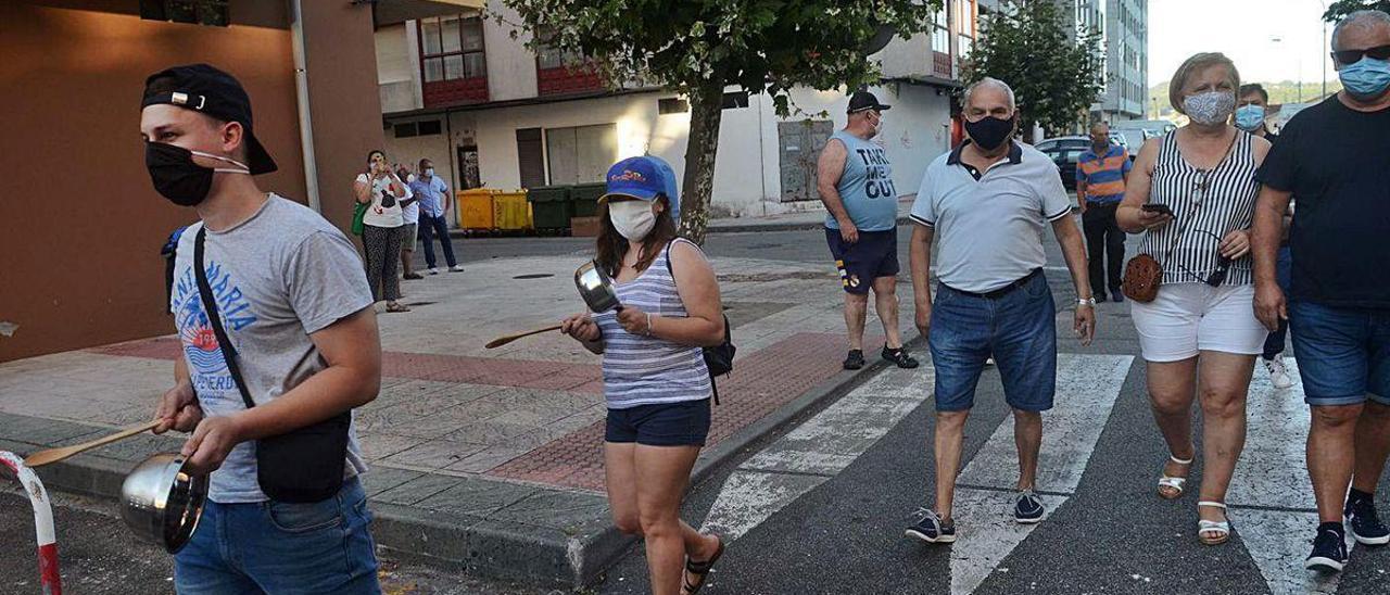 Un momento de la protesta vecinal en la tarde de ayer en el barrio de As Pistas.