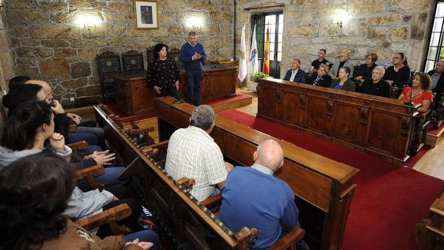 Vecinos de Barrio do Campo reunidos con Cuíña y Peón en el Salón de Plenos del concello. // Bernabé/Javier Lalín