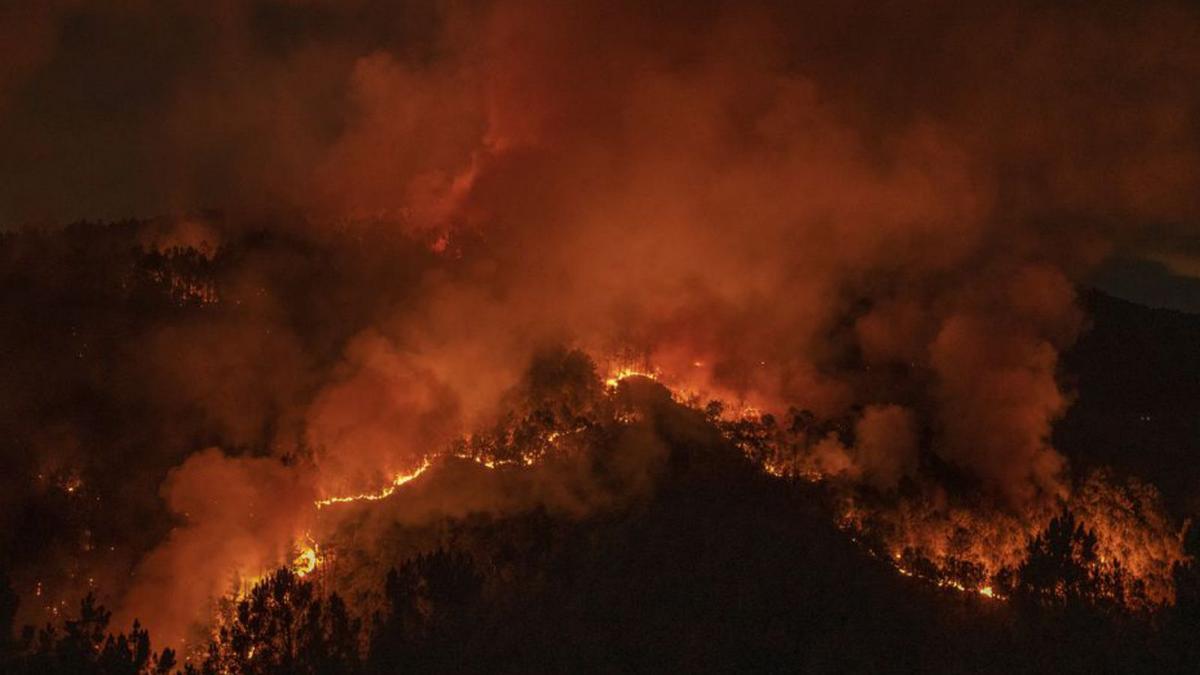 Uno de los incendios registrados este verano.   | // BRAIS LORENZO