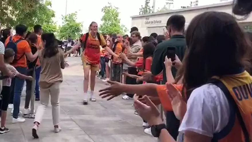 Ruidoso recibimiento a las jugadoras del Valencia Basket en La Fonteta