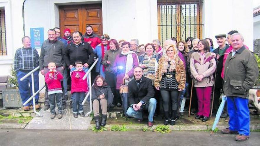 Vecinos de Yernes y Tameza afectados por el apagón, delante del Ayuntamiento en Villabre.