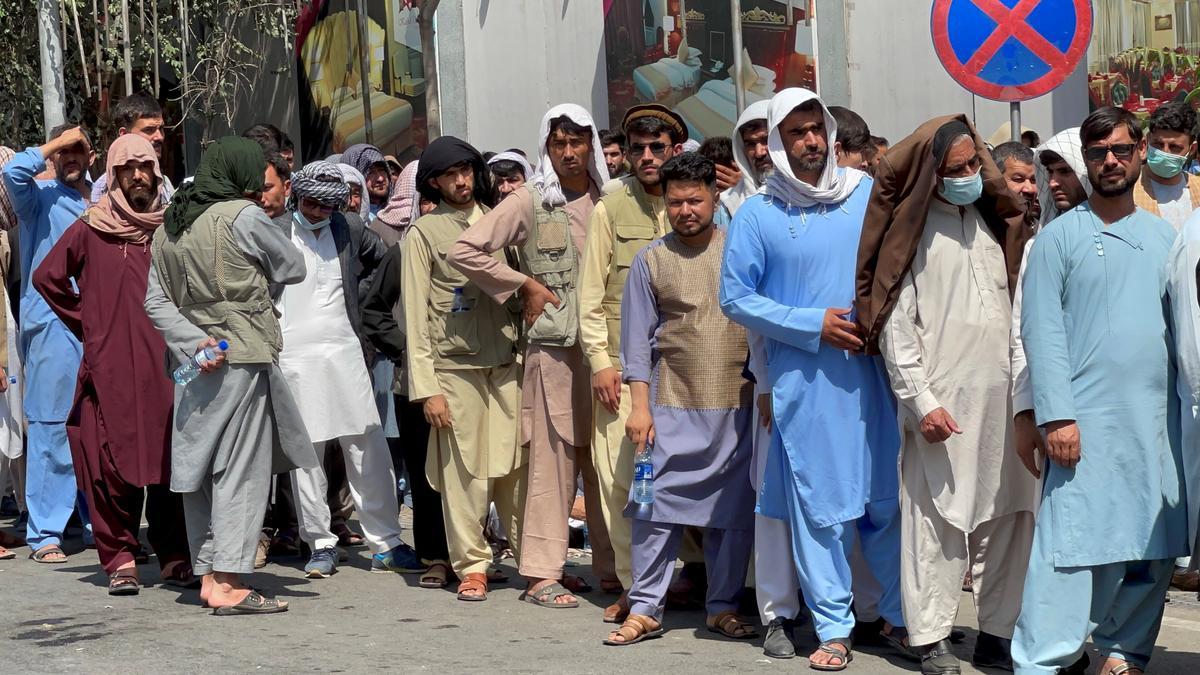 Decenas de hombres hacen cola para sacar dinero en Kabul.