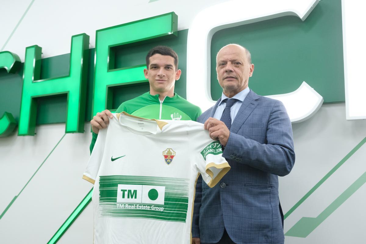 El presdiente del Elche, Joaquín Buitrago, en la presentación de Lautaro, que mantiene una camiseta del Elche con TM como principal patrocinador