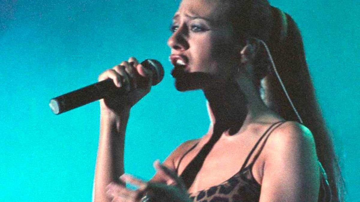 Mónica Naranjo actuant a Roses el 1998, en la gira de presentació de «Palabra de mujer».