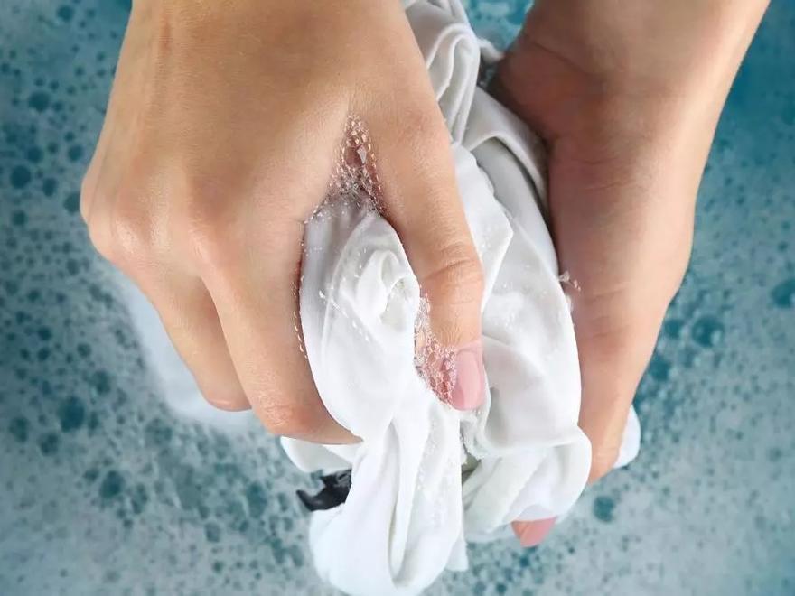 Lavado a mano sin complicaciones: descubre los pasos clave para lavar tu ropa delicada sin dañarla