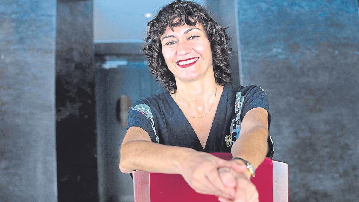 L'encara directora del teatre de Girona, Elena Carmona, somrient abans de l'entrevista.