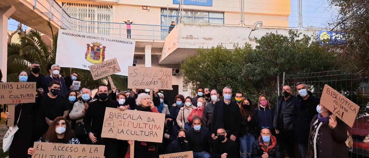 Imagen de una reciente protesta por el cierre de bibliotecas municipales en Alicante