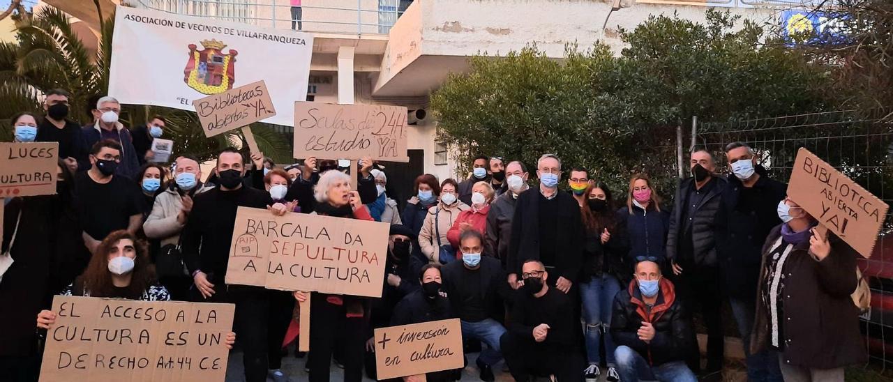 Imagen de una reciente protesta por el cierre de bibliotecas municipales en Alicante