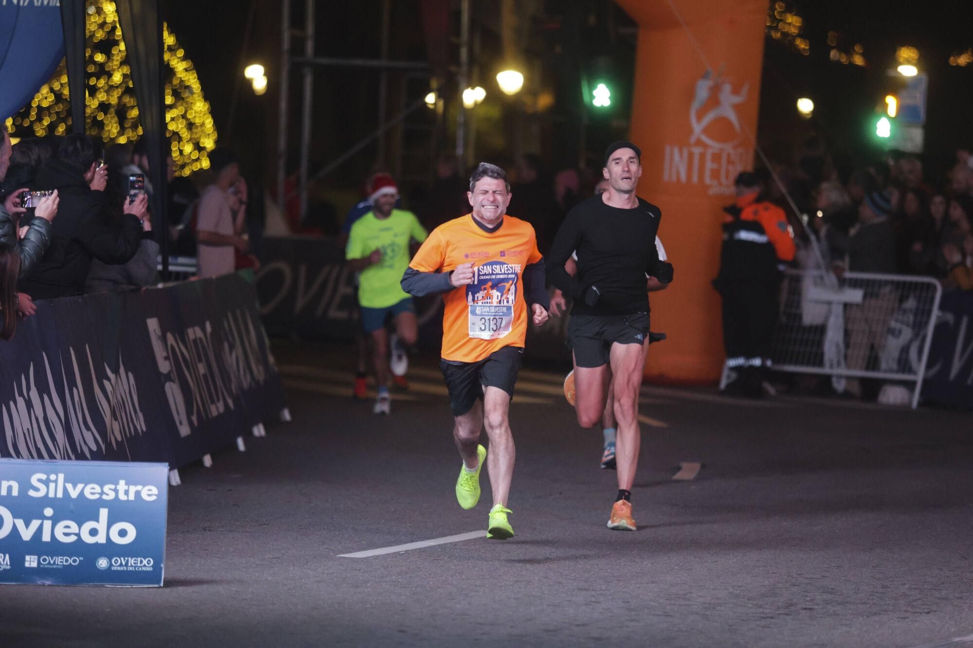 EN IMÁGENES: Alejandro Onís y Mariam Benkert saltan del segundo al primer puesto en la San Silvestre de Oviedo