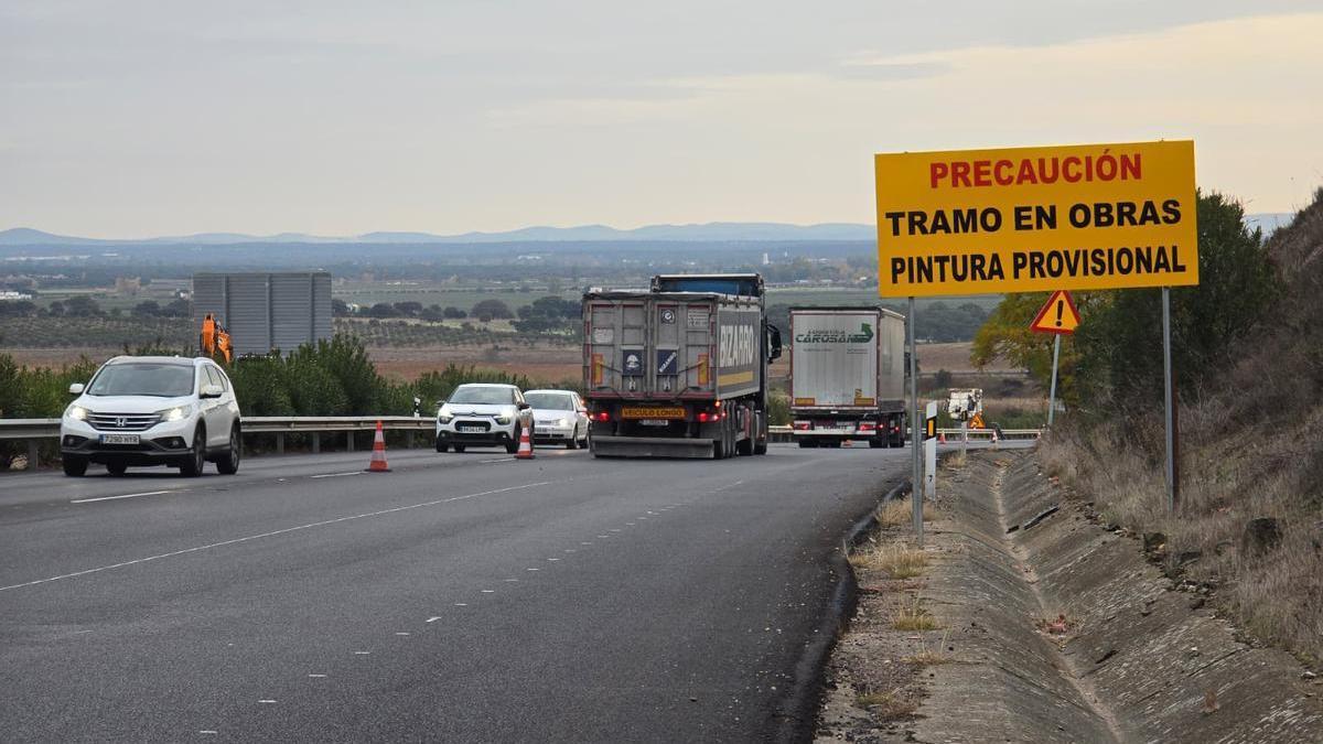 Circulación en la autovía A-5 dirección Madrid y señal vertical que indica que el tramo continúa en obras.