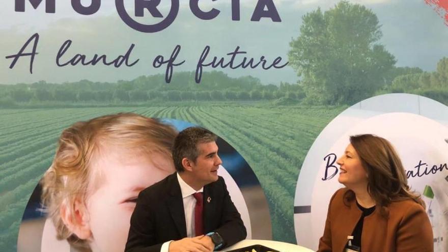 El consejero de Agricultura y su homóoga andaluza, ayer en la feria Fruit Logistica.